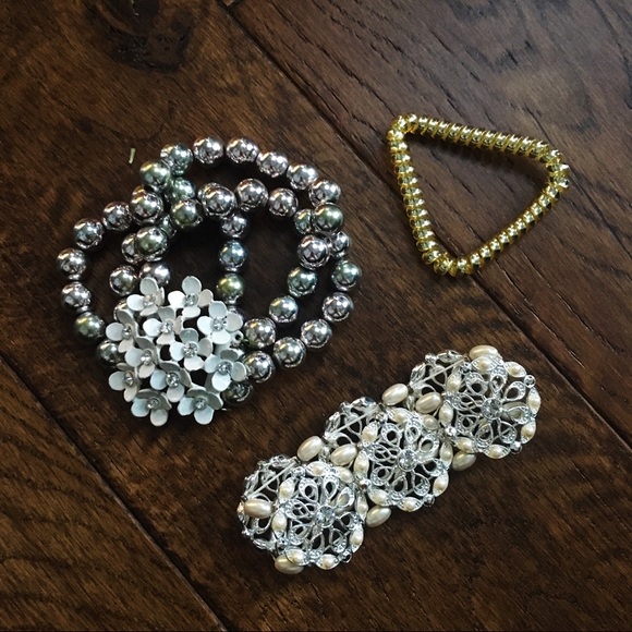 Clinique bags, makeup, makeup sponge, bracelets - Picture 2 of 3